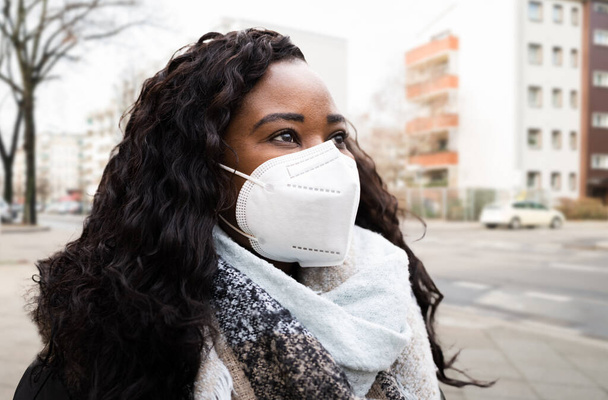 Afroamerikanerin trägt medizinische Gesichtsmaske N95 - Foto, Bild