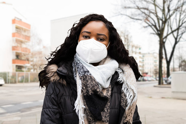 African American Woman Wearing N95 Medical Face Mask - Foto, Bild