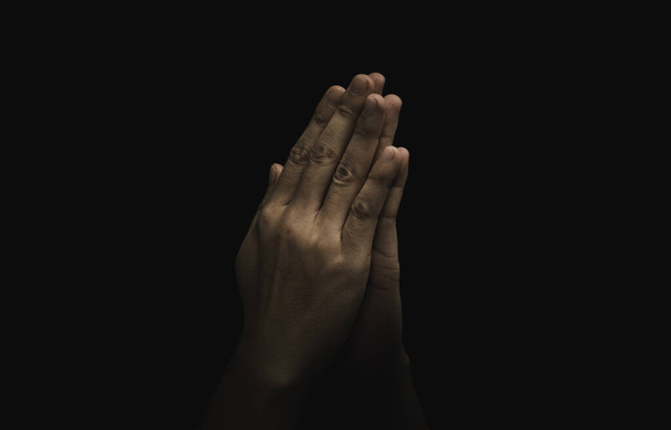 Двоє рук моляться про повагу до темного фону, цей вчинок для тайської культури. - Фото, зображення