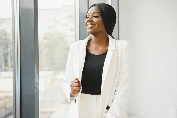 portrait of a beautiful african american business woman in the office - Foto, Imagen