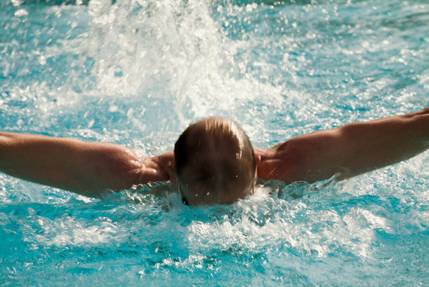 young man in the swimming pool - Фото, зображення