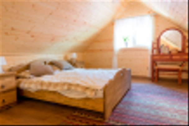інтер'єр спальні в дерев'яному фермерському будинку
 - Фото, зображення