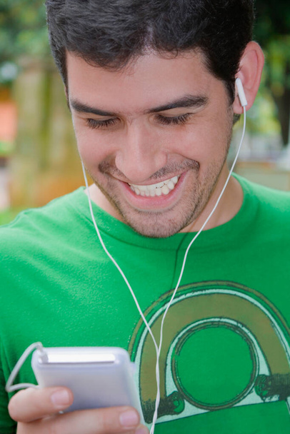 young man listening to music with headphones - Foto, Imagen