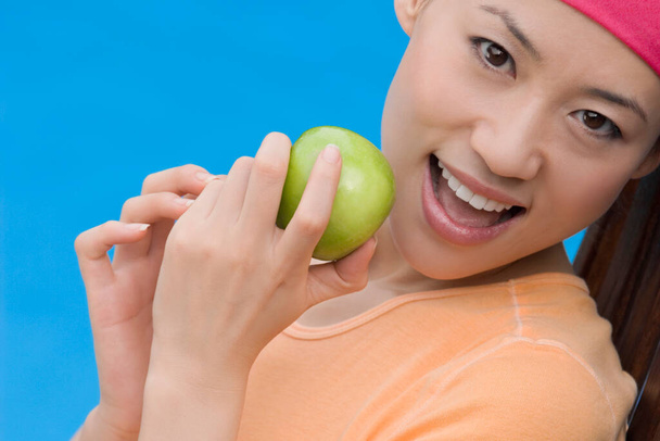 young woman with a green apple - Φωτογραφία, εικόνα