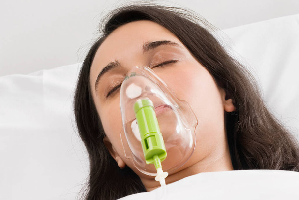 young woman with mask and syringe in the hospital - Foto, immagini