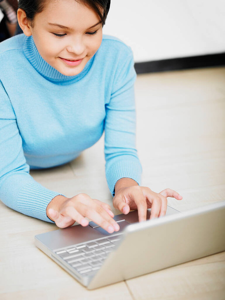 Fiatal nő használja laptop otthon - Fotó, kép