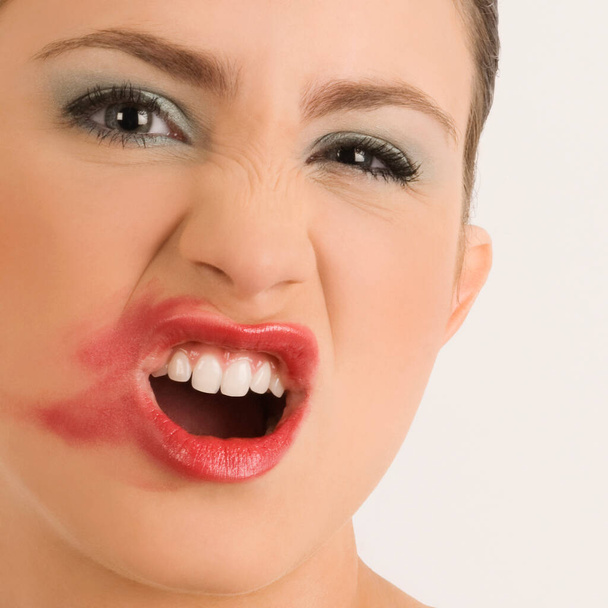 Nahaufnahme einer jungen Frau mit roten Lippen - Foto, Bild
