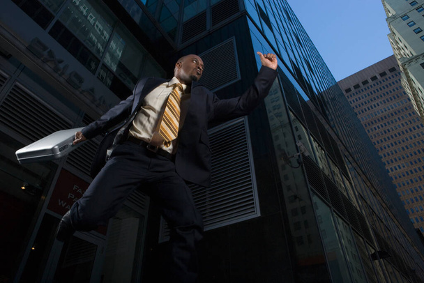 uomo d'affari in giacca e cravatta in piedi davanti all'edificio - Foto, immagini