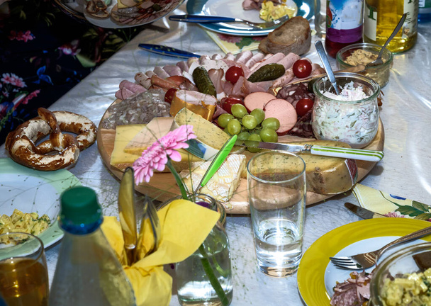 Ajuste de mesa decorado para una fiesta de cumpleaños con mucha comida - Foto, imagen