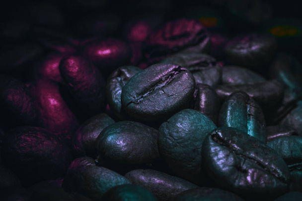 Close up beautiful coffee beans  in colorfully light. Minimalism retro style concept. Background pattern texture for design.  - Foto, afbeelding