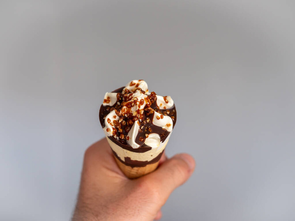 Çikolatalı dondurma, fındıklı waffle, fotoğraf yakın plan, bulanık arka plan. - Fotoğraf, Görsel