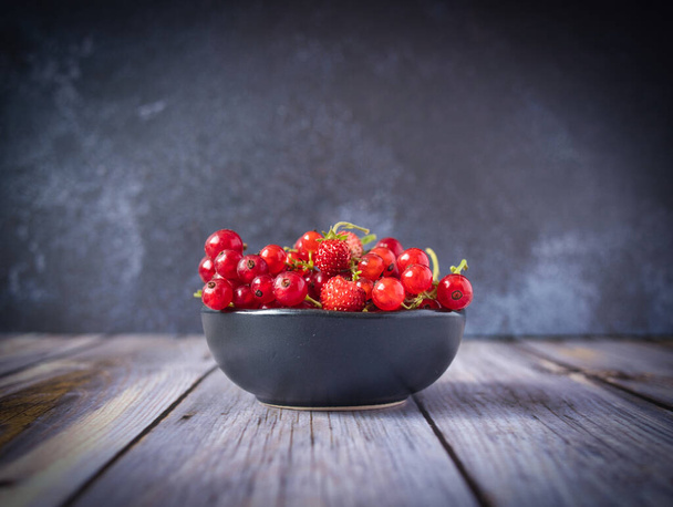 миска свежих красных ягод - Фото, изображение