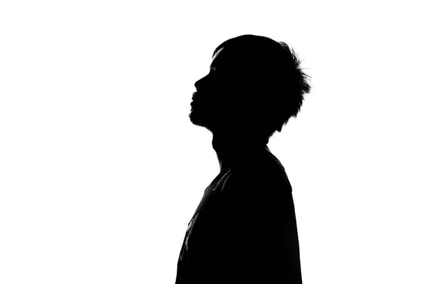 Imagen lateral media sombra de un hombre. silueta de un hombre sobre un fondo blanco - Foto, imagen