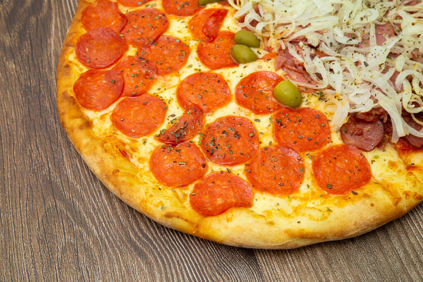 Pizza de peperoni vista de cima. Com azeitonas. E ingredientes deliciosos. - Photo, Image