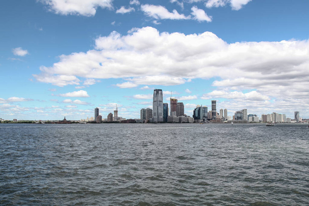 Nova York, EUA-15 de junho de 2018: O veleiro está navegando em prédios do porto de Nova York, na ilha de Manhattan, em segundo plano
. - Foto, Imagem