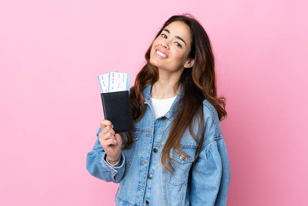 Kobieta na odizolowanym tle niebieski szczęśliwy na wakacjach z paszportem i bilety lotnicze - Zdjęcie, obraz