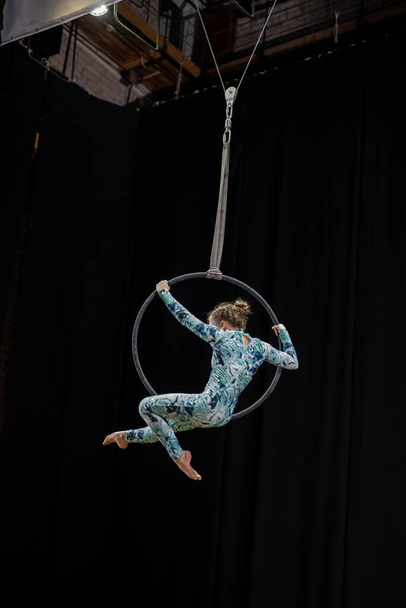 Tolyatti, Rusia - 25 de julio de 2021: Competencia de gimnasia aérea entre niñas. - Foto, Imagen