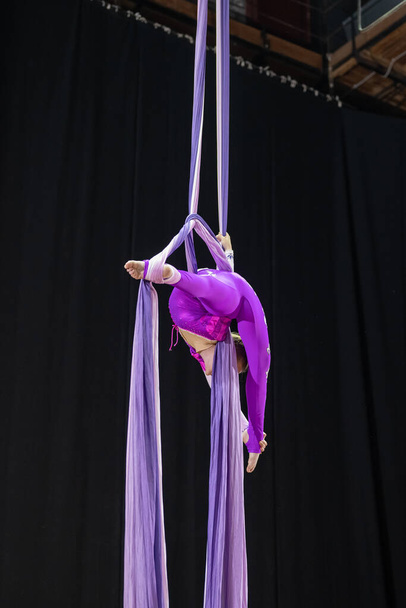Тольятти, Россия - 25 июля 2021: Соревнования по воздушной гимнастике среди девушек. - Фото, изображение