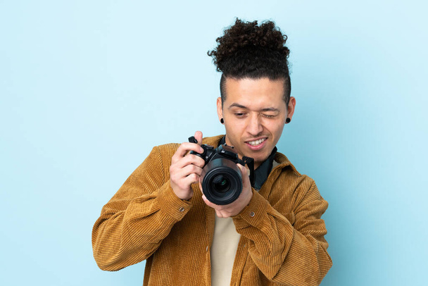 Photographer man over isolated blue background - Foto, imagen