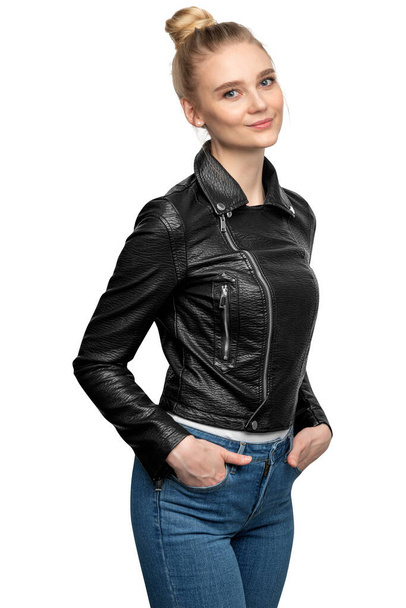 Mulher posando em jaqueta de couro preto isolado no fundo branco - Foto, Imagem