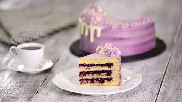 Όμορφο νόστιμο κέικ με κρέμα και βατόμουρο - Φωτογραφία, εικόνα