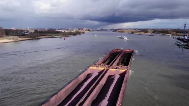 オランダのプッターショーク近くのマアス川を航行する鉄鉱石と積み込まれた重量物船を組み合わせたもの。-空中射撃  - 映像、動画
