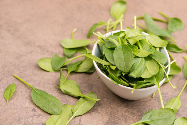 A closeup of a bowl of spinach. Fresh green leaves. - Foto, Imagem