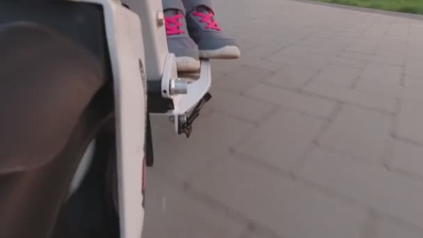 Cavalca su uno scooter - Filmati, video