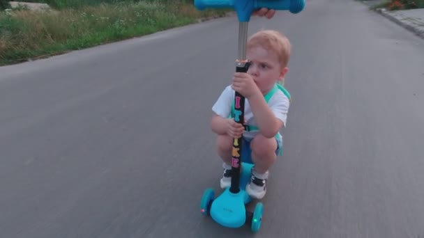 Niño pequeño en scooter
 - Metraje, vídeo