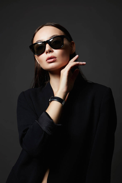 модный портрет красивой сексуальной женщины в солнечных очках. красотка в модных очках - Фото, изображение