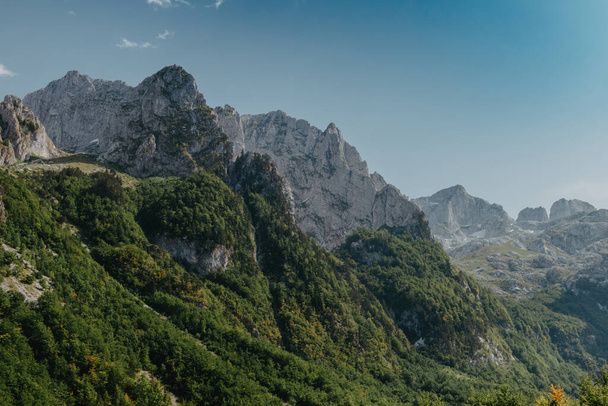 Näkymä Grebajen laakson kirotuille vuorille. Prokletije, joka tunnetaan myös nimellä Albanian Alpit ja Kirotut vuoret, on vuorijono Balkanin niemimaalla, joka ulottuu pohjoisesta - Valokuva, kuva
