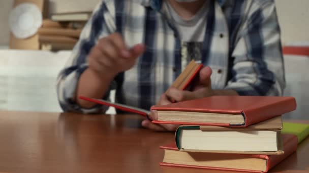 Mann im Hemd liest an einem Tisch ein Buch - Filmmaterial, Video