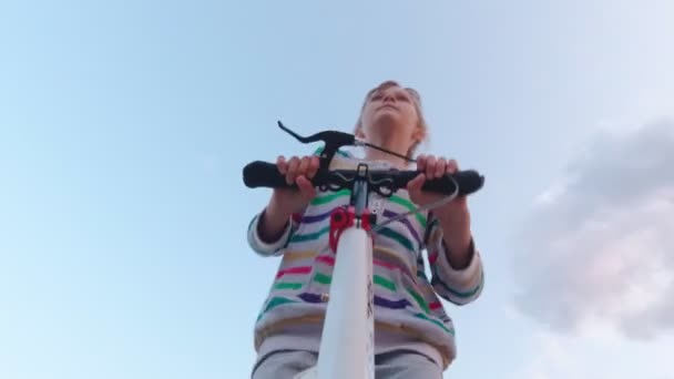 Menina rápido equitação Scooter - Filmagem, Vídeo