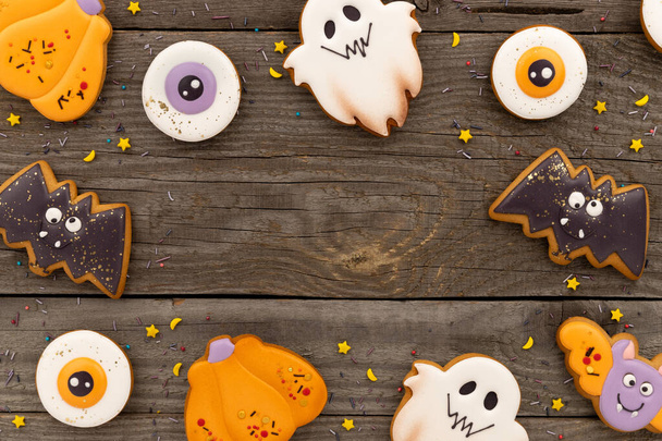 Délicieux biscuits maison halloween de différentes formes sur une vieille table en bois - Photo, image