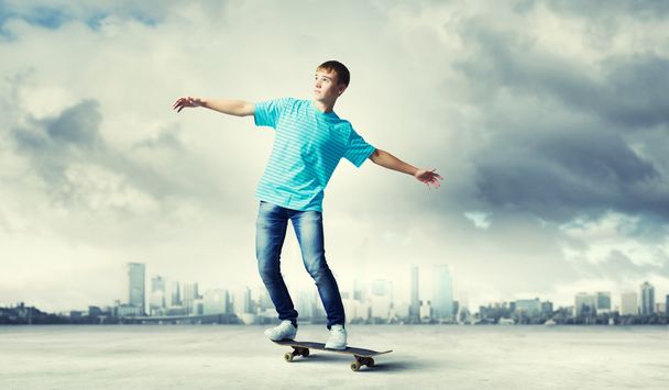 Teenager on skateboard - Foto, Imagem