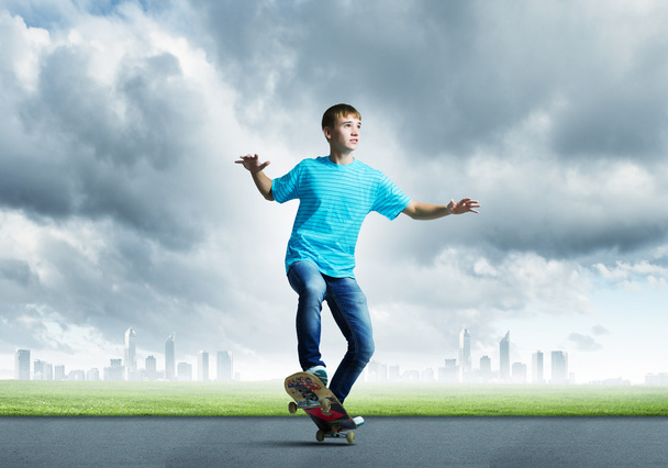 tiener op skateboard - Foto, afbeelding