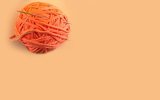 цветные шарики пряжи на другом фоне вязания - Фото, изображение