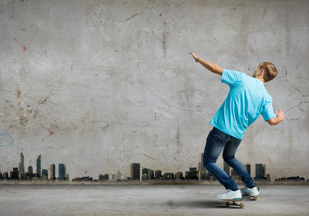 Teenager on skateboard - Foto, Imagen