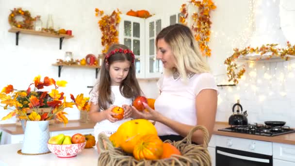 boldog család anya és lánya készül az ünnep halloween vagy hálaadás a konyhában otthon - Felvétel, videó