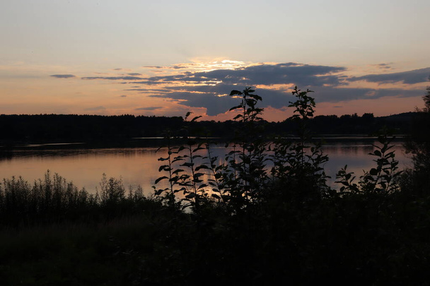O pôr-do-sol romântico sobre o lago. Sol escondido nas nuvens. Barragem de Olesna na República Checa. - Foto, Imagem