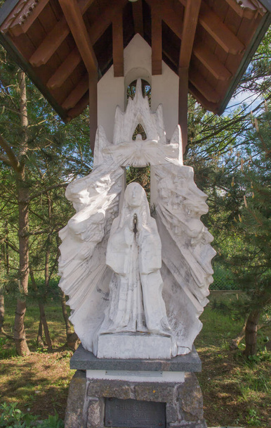 Mistérios do Rosário nos arredores do Santuário de Nossa Senhora em Ludzmierz em Podhale - Pentecostes - Foto, Imagem