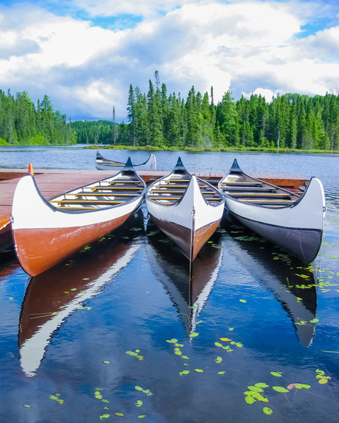 Каноэ, отраженные на бирюзовом озере, Квебек, Канада
 - Фото, изображение