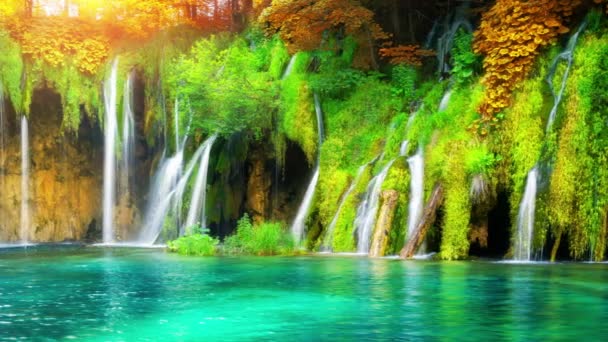 Vídeo cinematográfico del paisaje de cascada en los lagos de Plitvice Croacia en otoño - Metraje, vídeo