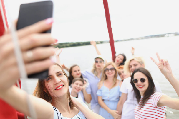 Femmes gaies à bord du bateau prendre un selfie - Photo, image