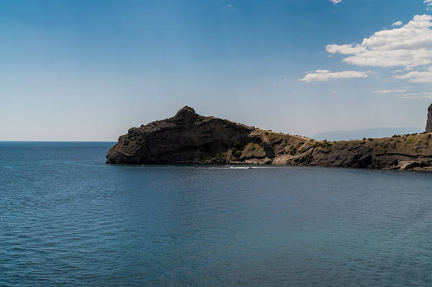 Δημοκρατία της Κριμαίας. 15 Ιουλίου 2021. Γραφική θέα στον ηλιόλουστο καιρό του Cape Kapchik, μια σιλουέτα που μοιάζει με δελφίνι, από το κατάστρωμα παρατήρησης στο μονοπάτι Golitsyn. - Φωτογραφία, εικόνα