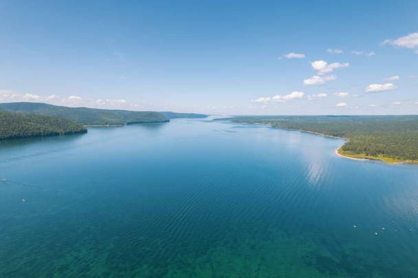 La rivière Angara est une rivière importante de Sibérie qui quitte le lac Baïkal près de Listvyanka. Vue aérienne panoramique. - Photo, image