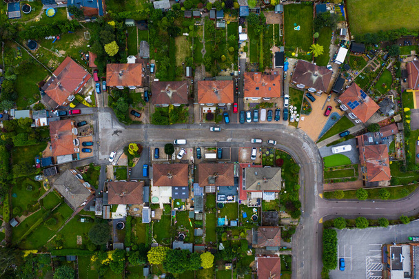 DERBY, UK - AUGUST 24, 2021.  An aerial view of a Cul De Sac street and neighbourhood in a city suburbs - Foto, afbeelding