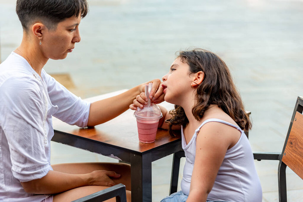 Madre e figlia si divertono a bere milkshake - Foto, immagini