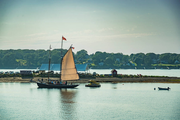 парусники, стоящие на якоре в бухте порта на побережье штата Мэн - Фото, изображение