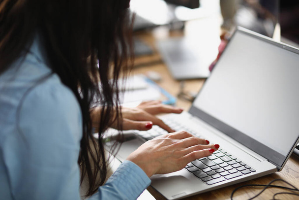 Žena sedící u stolu a pracující u laptopu - Fotografie, Obrázek
